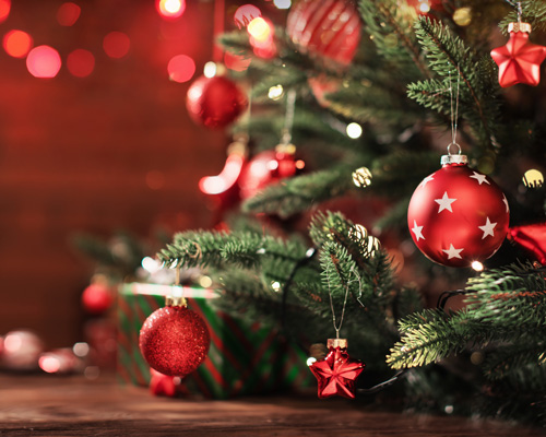 Tannenbaum mit roten Weihnachtskugeln